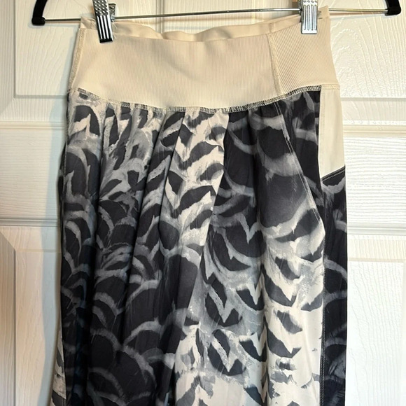 Lululemon Dance To Yoga women’s black and white crop jogger pants size 4 - Picture 1 of 8